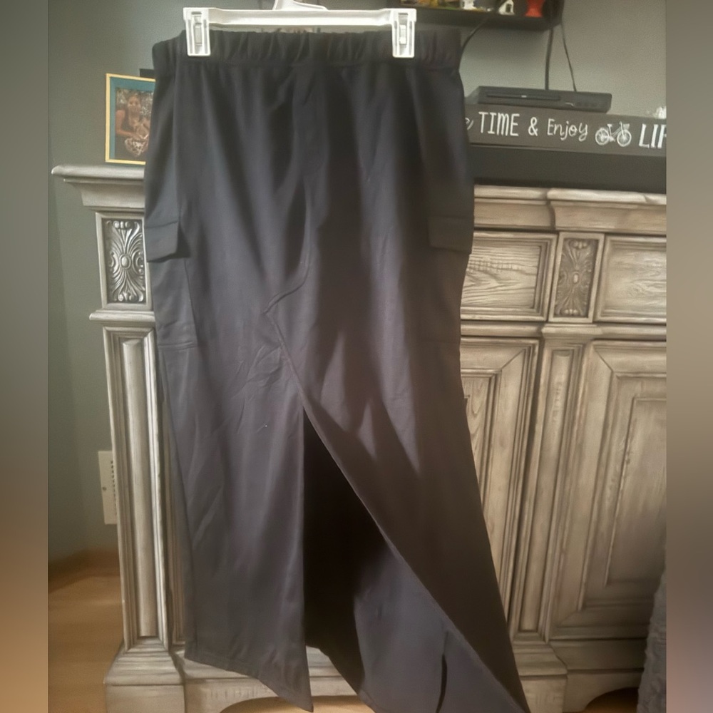 “No Tag” Brand New Woman’s Skirt has Split in the Middle & Side Pockets Size XL! - Picture 2 of 3